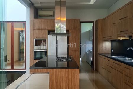 Sewa Rumah di Kemang, Jakarta Selatan - 4 Kamar Tidur Semi Furnished