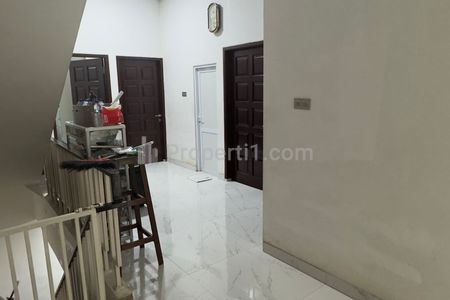 Dijual Rumah 3 Lantai Full Furnished Bonus 6 Kamar Kost Aktif dengan Pasif Income 180 Juta/Tahun di Kebon Jeruk Jakarta Barat