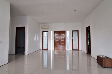 Sewa Rumah Cilandak, Jakarta Selatan - Halaman Luas Depan & Belakang