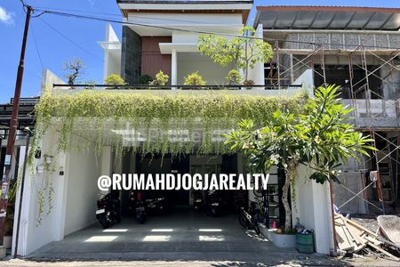Jual Rumah Mewah Modern Full Furnish dalam Perumahan Elite Jl. Parangtritis km 5 Yogyakarta