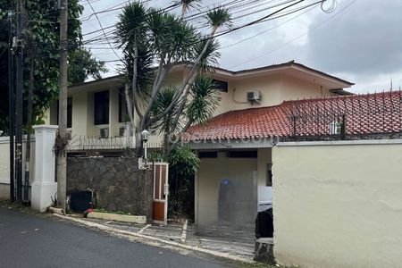 Disewakan Rumah Hook 2 Lantai di Kemang, Jakarta Selatan
