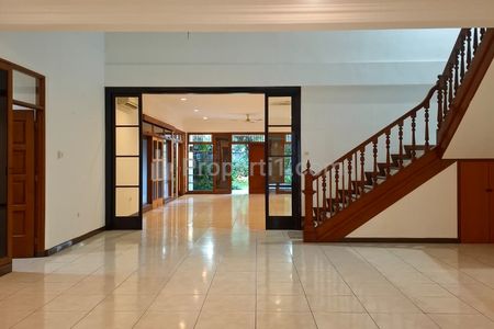 Sewa Rumah 2 Lantai di Kemang, Jakarta Selatan - 5 Kamar Tidur & Ada Kolam Renang