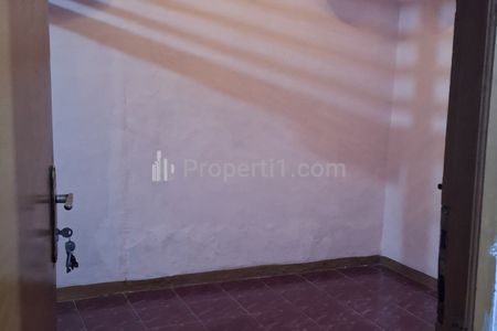 Disewakan Rumah Depan Masjid Al Hidayah, Dekat Pasar dan Lingkungan Pendidikan (SD-SMA) di Duren Sawit, Jakarta Timur