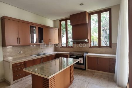 Jual Rumah 2 Lantai di Kemang, Jakarta Selatan - Kolam Renang & Halaman Luas
