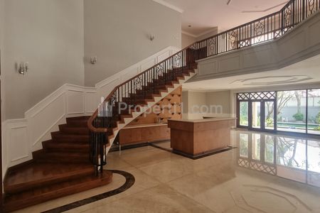 Sewa Rumah di Kemang, Jakarta Selatan - Halaman Luas & Ada Kolam Renang