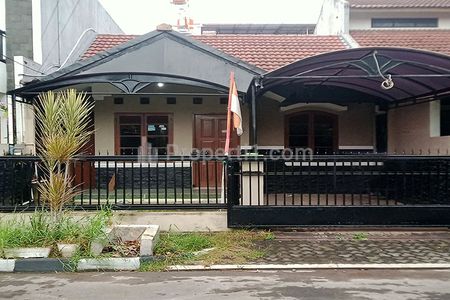 Sewa Rumah Gaya American Classic 4 Kamar Tidur 2 Kamar Mandi Carport Lingkungan Sejuk Tenang Nyaman dan Aman di Antapani Bandung