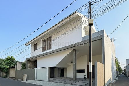 Dijual Rumah Hook Dominan Kayu Jati Design Arsitek di Kayu Putih Jakarta Timur