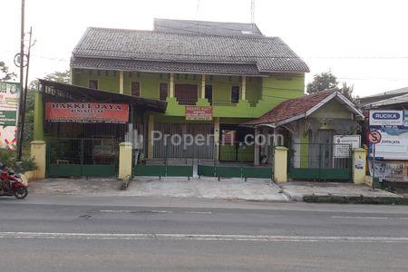 Jual Cepat Rumah dengan Toko + Kamar Kost, Lokasi Strategis di Pinggir Jalan Raya Jomin Barat Raya No. 50, Kota Baru, Cikampek, Karawang