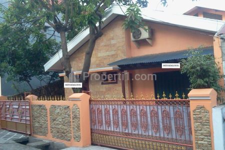 Disewakan Rumah Lingkungan Aman Nyaman Lokasi Pinggir Jalan di Klender Jakarta Timur
