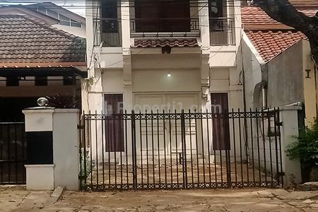 Sewa Rumah Modern Minimalis 4 Kamar Tidur 2 Kamar Mandi Carport Dekat Tujuan Wisata Belanja Kuliner dan Hiburan di Sayap Jl. Riau Martadinata Bandung