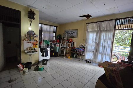 Dijual Rumah Luas Tanah 211m2 di Jalan Villa Melati Mas, Tangerang Selatan - Harga di Bawah 2M