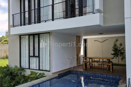 Taman belakang ada kolam renangnya 