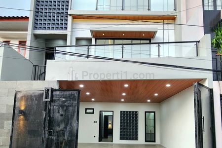 Dijual Rumah Cilandak LT 112 LB 310, 3 Lantai + Private Pool & Rooftop, Siap Huni di Cilandak, Jakarta Selatan - Harga Turun