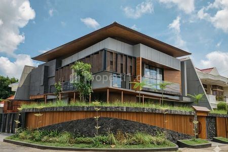 Dijual Rumah Lux Baru Model Hook di Manyar Kertoadi, Semi Furnished High Spec