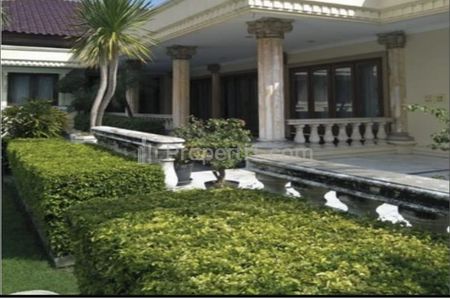 Dijual Rumah Mewah Private Pool di Jemur Andayani Surabaya Selatan