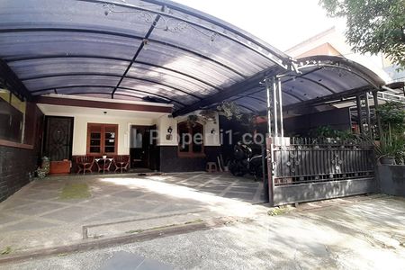 Jual Rumah Gaya American Classic Semi Furnish 4 Kamar Tidur 3 Kamar Mandi Carport Luas Jalan Lebar Bebas Banjir di Jalan Tanjungsari Antapani Bandung