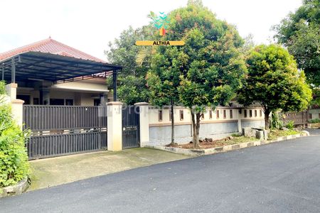 Dijual Rumah Modern Classic dengan Halaman Luas, Siap Huni dalam Komplek Pertamina Pondok Ranji Tangerang Selatan