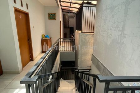 Dijual Kost Wanita Masuk Gang di Cisitu Lama, Bandung, 2.5 Lantai, 16 Kamar, Dekat ITB  (area Paling Atas untuk Toren, Pompa, Cuci, Jemur)