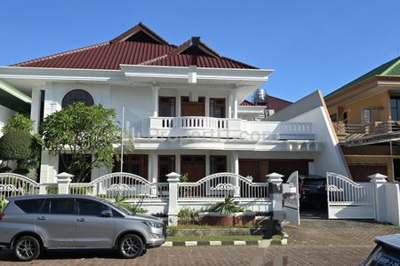 Disewakan Rumah Taman Hunian Satelit Cluster Elit, Row Jalan Lebar & Nyaman di Surabaya Barat