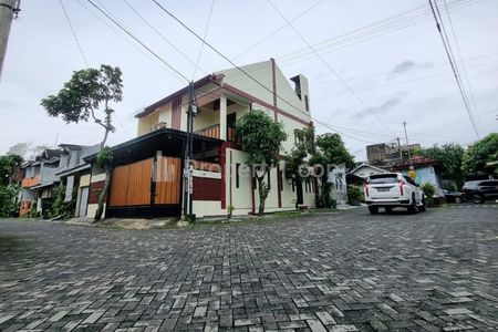Jual Rumah Hook 3 Lantai dalam Perumahan Griya Taman Asri Sleman Yogyakarta 