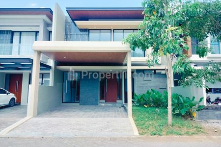 Dijual Rumah Minimalis Modern Mewah Bersih Terawat di Woodland Citraland Surabaya Barat 