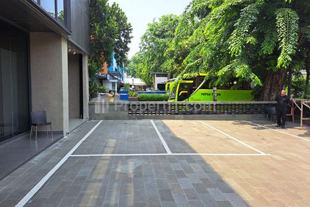 Dijual Gedung Komersil di Jalan Protokol S. Parman, Jakarta Barat - Sangat Strategis, Cocok Buat Usaha/Kantor, Harga Istimewa