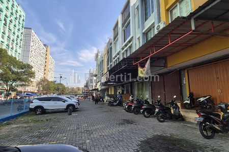 Disewakan Murah Ruko 3 Lantai Hadap Jalan Depan Apartemen Super Ramai di Cengkareng, Jakarta Barat