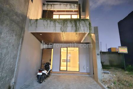Dijual Murah Rumah Baru 3 Lantai dalam Cluster 5 Menit ke Mall Pondok Indah, Jakarta Selatan