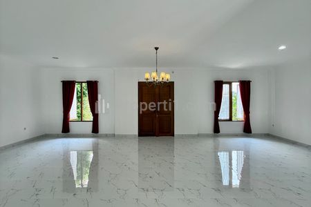 Jual Rumah Baru Renovasi di Dalam Komplek Cinere, Dekat Pintu Toll Cinere Gandul, Depok - 4+1 Kamar Tidur, 3 Lantai