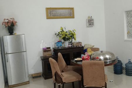 Jual 2 Rumah di Area Komersial dan 2 Kios Aktif di Lenteng Agung, Jagakarsa, Jakarta Selatan