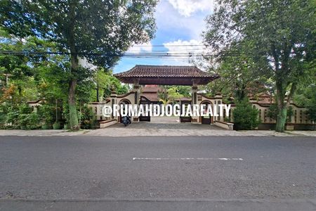 Jual Tanah Strategis Bonus Bangunan Joglo Etnik Jawa di Jl. Magelang Km 6 Sleman Yogyakarta Dekat JCM, UGM