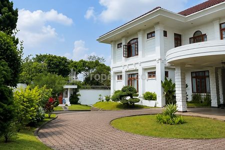 Dijual Rumah Sultan di Setiabudi Bandung! LT 1.650 m², Garasi Muat 10 Mobil