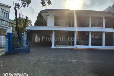 Sewa Mini Building Nego, Dua Lantai, Double Gate, Parkir 15 Mobil, Luas Tanah 1000m2 Bangunan 700m2, Ada 14 Ruangan Kantor di Kemang, Jakarta Selatan