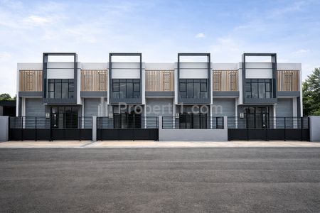 Dijual Pergudangan Blessindo Industrial Estate – Lokasi Tepat untuk Masa Depan Bisnis Anda