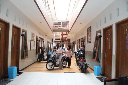 Dijual Kost-kostan Premium Bunga-bunga Suhat Malang, Ada 3 Lantai+ Rooftop, 47 Kamar Tidur