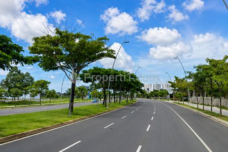 Disewakan Kavling Komersial Hoek Strategil Jl. MH Thamrin PIK2 Tangerang