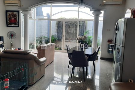 Jual Rumah Babatan Pratama Surabaya Barat Berikut Isinya Pandangan Hijau Karena Depan Taman Bebas Parkir Depan Rumah Tanpa Mengganggu Tetangga