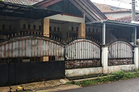 Sewa Rumah Gaya Classic Tropis Semi Furnished 4 Kamar Tidur 2 Kamar Mandi Carport Jalan Lebar Bebas Banjir di Antapani Bandung