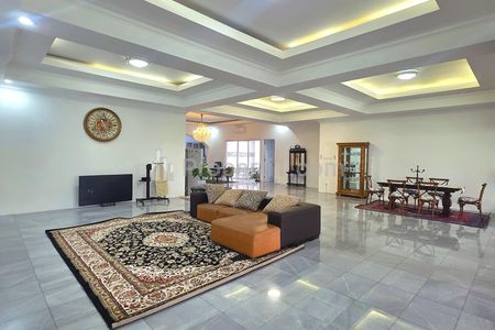 Sewa Rumah di Margasatwa Pondok Labu, Jakarta Selatan - 5 Kamar Tidur, Furnished & Private Pool
