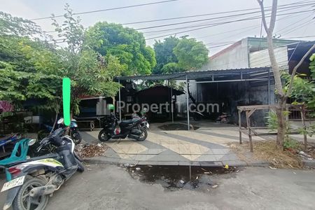 Jual Tanah Bonus Rumah dengan Akses Jalan Kontainer Simpangan di Raya Sememi Jaya, Benowo, Surabaya Barat