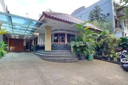 Dijual Rumah Mewah Lama Strategis di Dago Pusat Kota Bandung
