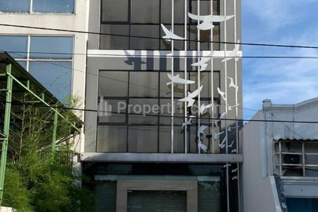 Disewakan Ruko Raya Menganti Wiyung Surabaya - Ruko Modern 3 Lantai - Hadap Nol Jalan Raya - Parkiran Luas - Cocok Buat Segala Usaha