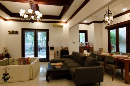 Sewa Rumah 2 Lantai di Kemang, Jakarta Selatan - Ada Kolam Renang & Taman