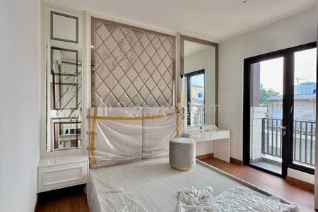 Jual Rumah Baru Siap Huni Dalam Townhouse di Pondok Labu, Jakarta Selatan - 3 Kamar Tidur & Furnished
