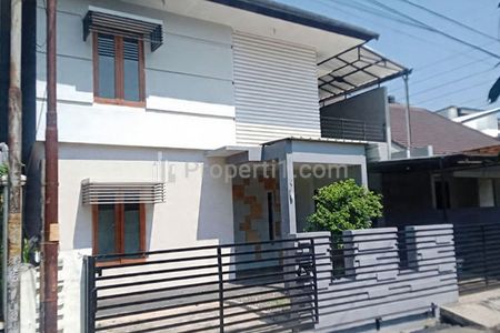 Sewa Rumah Gaya Modern Industrial 5 Kamar Tidur 5 Kamar Mandi Garasi Carport Lingkungan Tenang Nyaman dan Aman di Sayap Jalan Arcamanik Endah Bandung