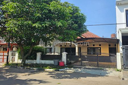 Sewa Rumah Gaya American Classic Semi Furnished 3 Kamar Tidur 2 Kamar Mandi Carport Lingkungan Tenang Nyaman dan Aman di Antapani Bandung