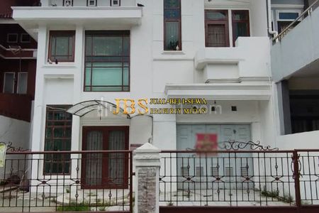 Disewakan Rumah di Komplek Cemara Hijau Jalan Metal