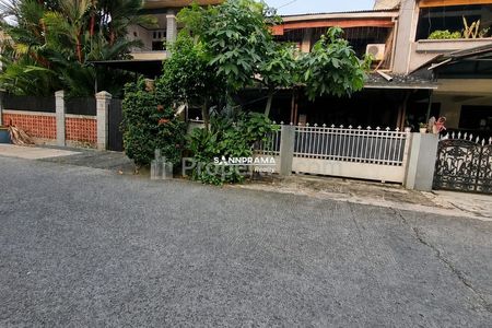 Dijual Rumah Asri 2 Lantai Strategis di Perumnas Depok Utara