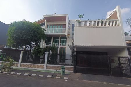 Dijual Rumah 3 Lantai Posisi Hook Mewah Megah di Kemang Pratama Bekasi