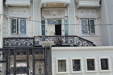 Dijual Rumah Mewah Full Furnished di Taman Palem, Cengkareng, Jakarta Barat